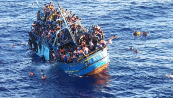 Ai migranti deceduti nella stiva di un barcone